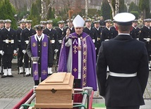 	Po Eucharystii wyruszył kondukt na cmentarz MW, gdzie przy Kwaterze Pamięci miała miejsce dalsza część uroczystości.