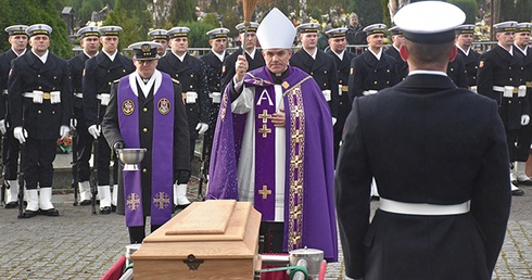 	Po Eucharystii wyruszył kondukt na cmentarz MW, gdzie przy Kwaterze Pamięci miała miejsce dalsza część uroczystości.