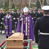 	Po Eucharystii wyruszył kondukt na cmentarz MW, gdzie przy Kwaterze Pamięci miała miejsce dalsza część uroczystości.