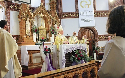 	Mszy św. przewodniczył biskup gliwicki, obok ks. Stanisław Michalik MSF  i ks. Piotr Krupa MSF.