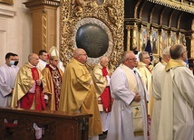 Podczas jubileuszowej Eucharystii 27 listopada z bp. Milewskim modlili się księża asystenci diecezjalni.