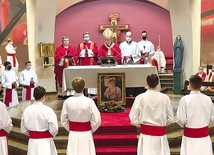 	– Wypowiadajcie waszym życiem słowa, które ks. Macha napisał na prymicyjnym obrazku: „Pan mój i Bóg mój!” – zachęcał abp Wiktor Skworc.