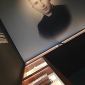 Nad całą ekspozycją góruje portret kapłana.