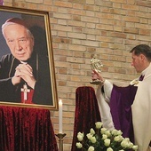▲	Portret beatyfikowanego we wrześniu kardynała na ołtarzu.