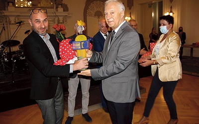 ►	Grzegorz Niemyjski (z lewej) przyjmuje nagrodę z rąk Tadeusza Krzakowskiego, prezydenta Legnicy.