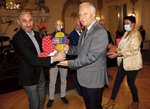 ►	Grzegorz Niemyjski (z lewej) przyjmuje nagrodę z rąk Tadeusza Krzakowskiego, prezydenta Legnicy.