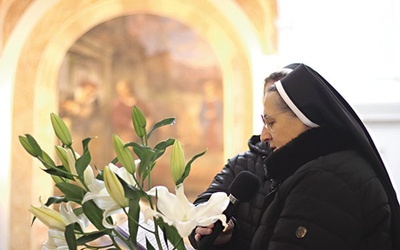 ▲	Siostra Maria Samuela Werbińska, matka generalna, odczytuje akt zawierzenia.