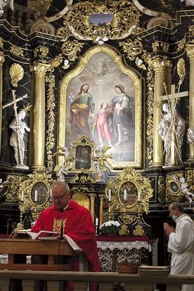 ▲	Proboszcz ks. Stanisław Kowalski sprawuje Eucharystię. Za nim, w ołtarzu głównym, m.in. XVIII-wieczny obraz przedstawiający patronów, cztery całopostaciowe  figury świętych,  czy nastawa maryjna  nad tabernakulum.