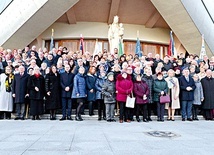 Pamiątkowa fotografia uczestników rocznicowego spotkania.