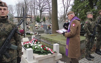 Nagrobek poświęcił ks. ppor. Piotr Woszczyk.