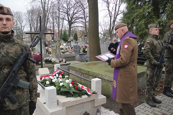 Nagrobek poświęcił ks. ppor. Piotr Woszczyk.