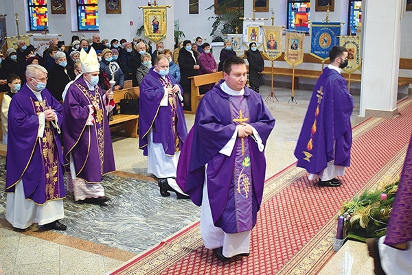 Eucharystia zgromadziła wielu kapłanów i wiernych.