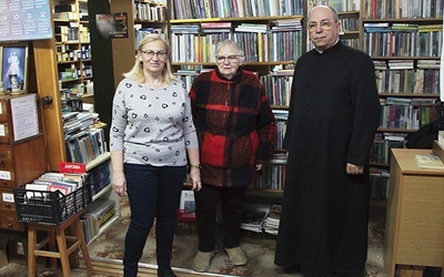 Ks. Wiesław Taraska w bibliotece parafialnej z wolontariuszkami (od lewej) Anną Górecką i laureatką zaszczytnego wyróżnienia.