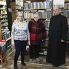 Ks. Wiesław Taraska w bibliotece parafialnej z wolontariuszkami (od lewej) Anną Górecką i laureatką zaszczytnego wyróżnienia.