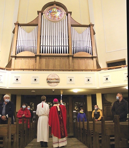 Elementem obrzędu poświęcenia jest dialog rozpoczynający się od słów: „Zbudźcie się, organy, instrumencie święty”.