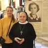 Spotkaniu towarzyszyła wystawa. Na zdjęciu N. Tałasiewicz- -Wala i s. K. J. Wawrzynów.
