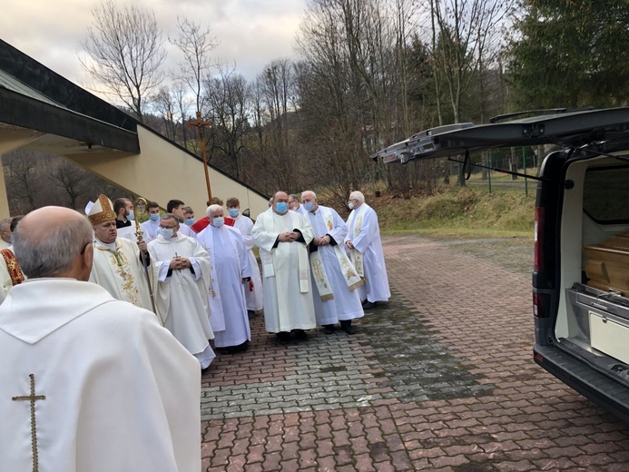 Ostatnie pożegnanie śp. ks. Alojzego Wencepla w Ustroniu-Polanie