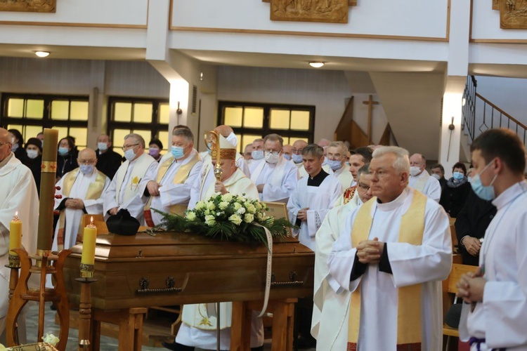 Ostatnie pożegnanie śp. ks. Alojzego Wencepla w Ustroniu-Polanie