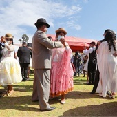 Pary tańczące podczas uroczystości weselnej zorganizowanej w dzielnicy Luis Lastra.
6.11.2021  La Paz, Boliwia