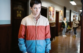 Asa Butterfield jako Otis Milburn w serialu Netflixa „Sex Education”.