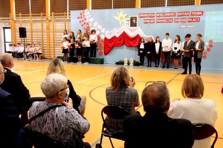 Pawęzów. Odsłonięcie tablicy upamiętniającej śp. Wiktorię Olszówkę z domu Boruch