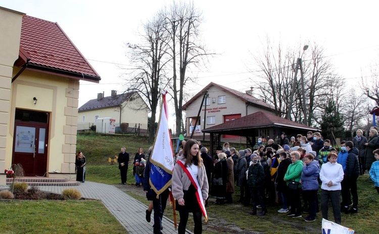 Pawęzów. Odsłonięcie tablicy upamiętniającej śp. Wiktorię Olszówkę z domu Boruch