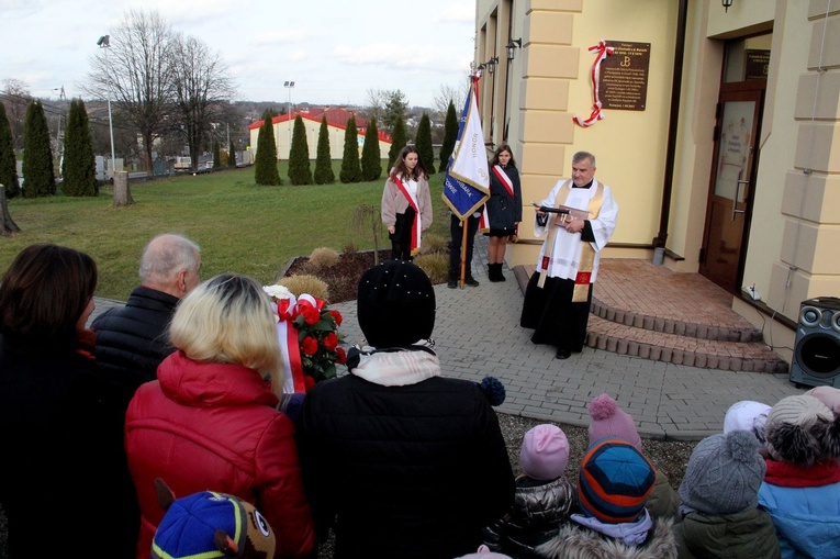 Pawęzów. Odsłonięcie tablicy upamiętniającej śp. Wiktorię Olszówkę z domu Boruch
