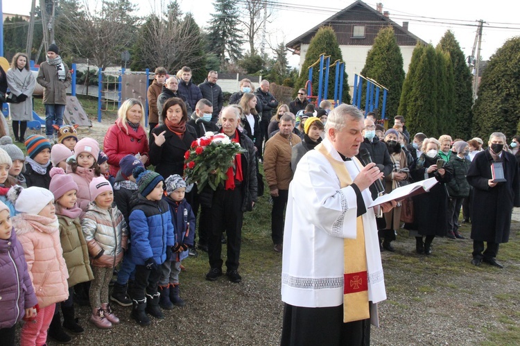 Pawęzów. Odsłonięcie tablicy upamiętniającej śp. Wiktorię Olszówkę z domu Boruch