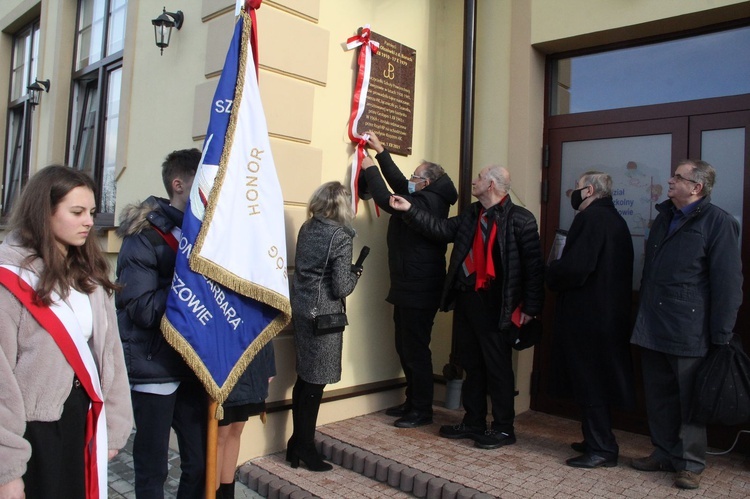 Pawęzów. Odsłonięcie tablicy upamiętniającej śp. Wiktorię Olszówkę z domu Boruch