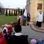 Pawęzów. Odsłonięcie tablicy upamiętniającej śp. Wiktorię Olszówkę z domu Boruch