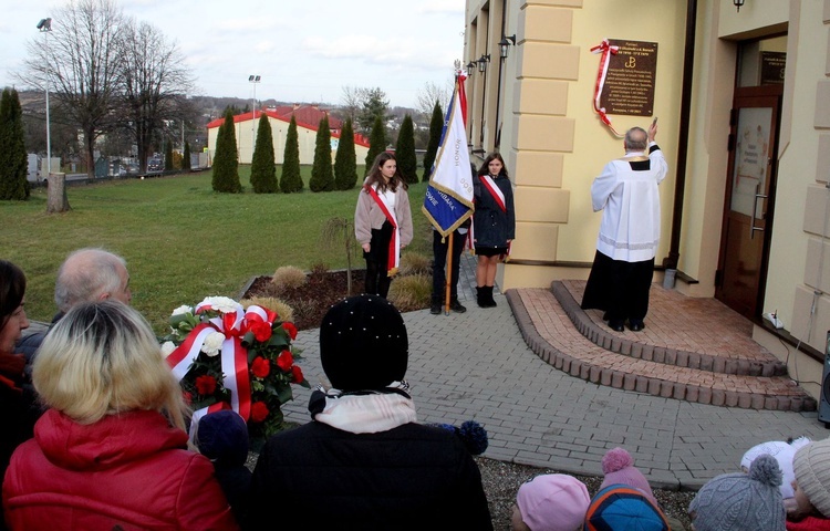 Pawęzów. Odsłonięcie tablicy upamiętniającej śp. Wiktorię Olszówkę z domu Boruch