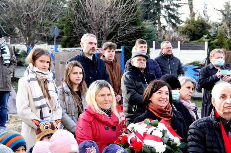 Pawęzów. Odsłonięcie tablicy upamiętniającej śp. Wiktorię Olszówkę z domu Boruch