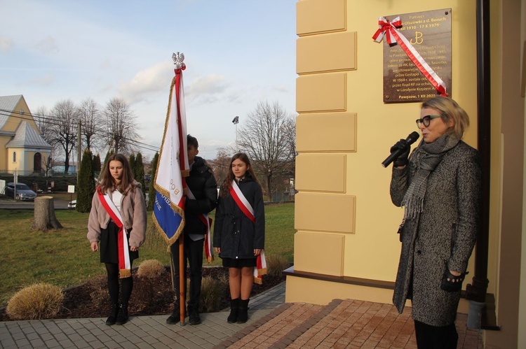 Pawęzów. Odsłonięcie tablicy upamiętniającej śp. Wiktorię Olszówkę z domu Boruch