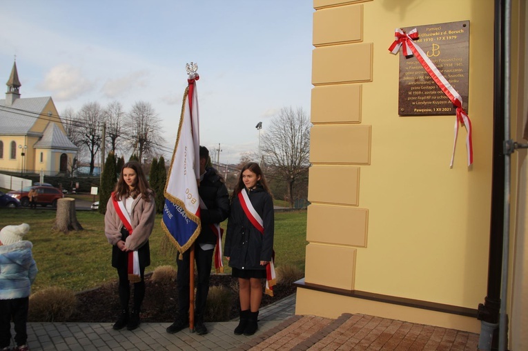 Pawęzów. Odsłonięcie tablicy upamiętniającej śp. Wiktorię Olszówkę z domu Boruch