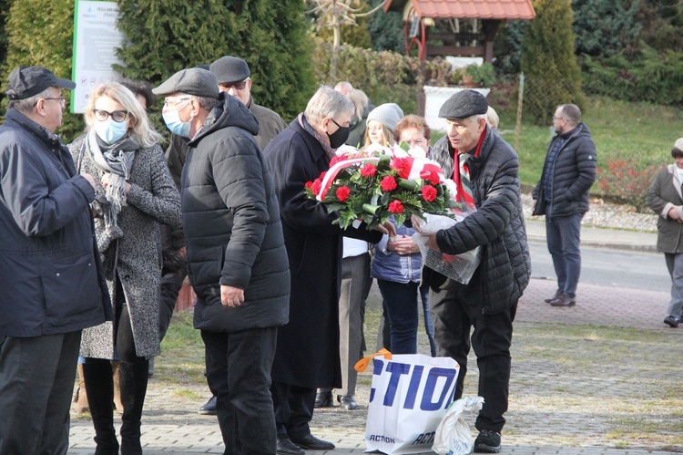 Pawęzów. Odsłonięcie tablicy upamiętniającej śp. Wiktorię Olszówkę z domu Boruch