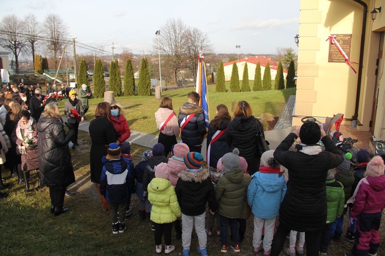 Pawęzów. Odsłonięcie tablicy upamiętniającej śp. Wiktorię Olszówkę z domu Boruch