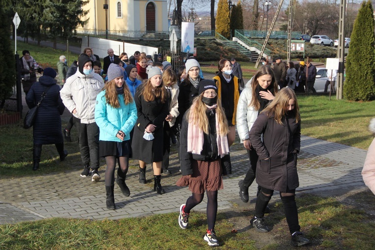 Pawęzów. Odsłonięcie tablicy upamiętniającej śp. Wiktorię Olszówkę z domu Boruch