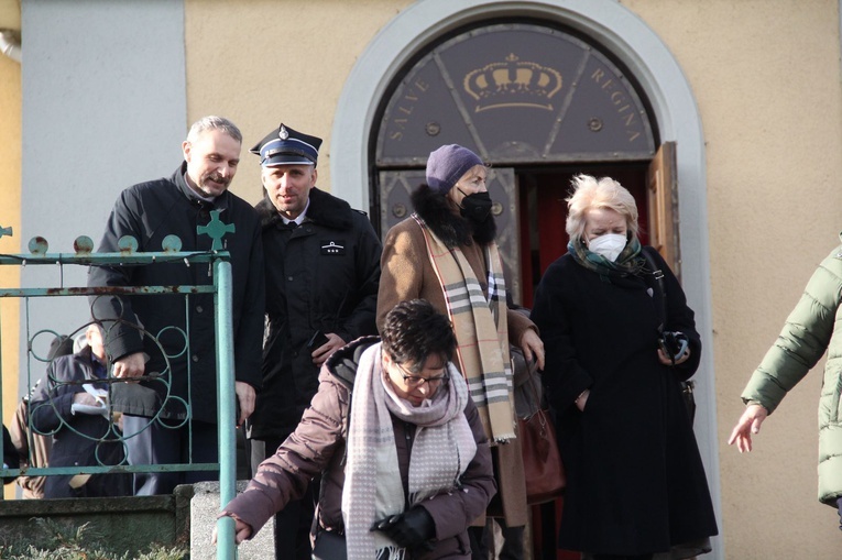 Pawęzów. Odsłonięcie tablicy upamiętniającej śp. Wiktorię Olszówkę z domu Boruch