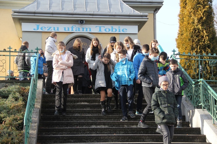 Pawęzów. Odsłonięcie tablicy upamiętniającej śp. Wiktorię Olszówkę z domu Boruch