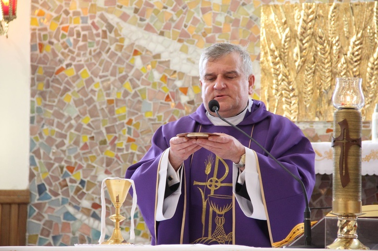 Pawęzów. Odsłonięcie tablicy upamiętniającej śp. Wiktorię Olszówkę z domu Boruch