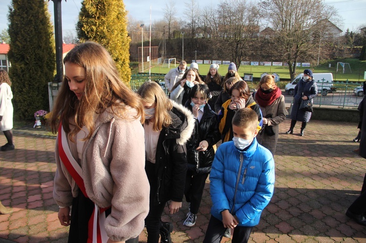 Pawęzów. Odsłonięcie tablicy upamiętniającej śp. Wiktorię Olszówkę z domu Boruch