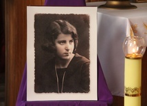 Pawęzów. Odsłonięcie tablicy upamiętniającej śp. Wiktorię Olszówkę z domu Boruch