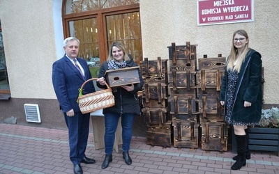 Pierwsza osoba chętna do zamontowania budki otrzymała upominek.