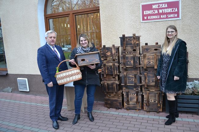 Pierwsza osoba chętna do zamontowania budki otrzymała upominek.