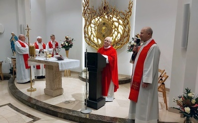 Ks. Sławomir Płusa, prezes Fundacji "Eucharystyczny Płomień", dziękuje ks. Niziołkowi za przewodniczenie rocznicowej Eucharystii.