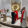 Ks. Sławomir Płusa, prezes Fundacji "Eucharystyczny Płomień", dziękuje ks. Niziołkowi za przewodniczenie rocznicowej Eucharystii.