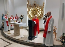 Ks. Sławomir Płusa, prezes Fundacji "Eucharystyczny Płomień", dziękuje ks. Niziołkowi za przewodniczenie rocznicowej Eucharystii.