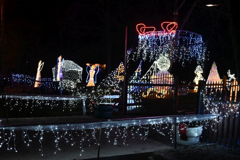 Święty Mikołaj odwiedził Gilów. Ruszyło też bajkowe oświetlenie