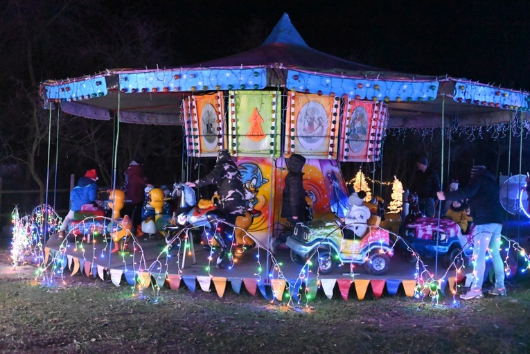 Święty Mikołaj odwiedził Gilów. Ruszyło też bajkowe oświetlenie