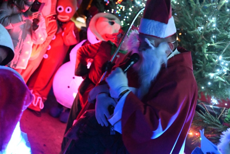 Święty Mikołaj odwiedził Gilów. Ruszyło też bajkowe oświetlenie